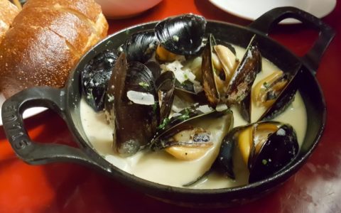 Linh Cafe mussels in white sauce